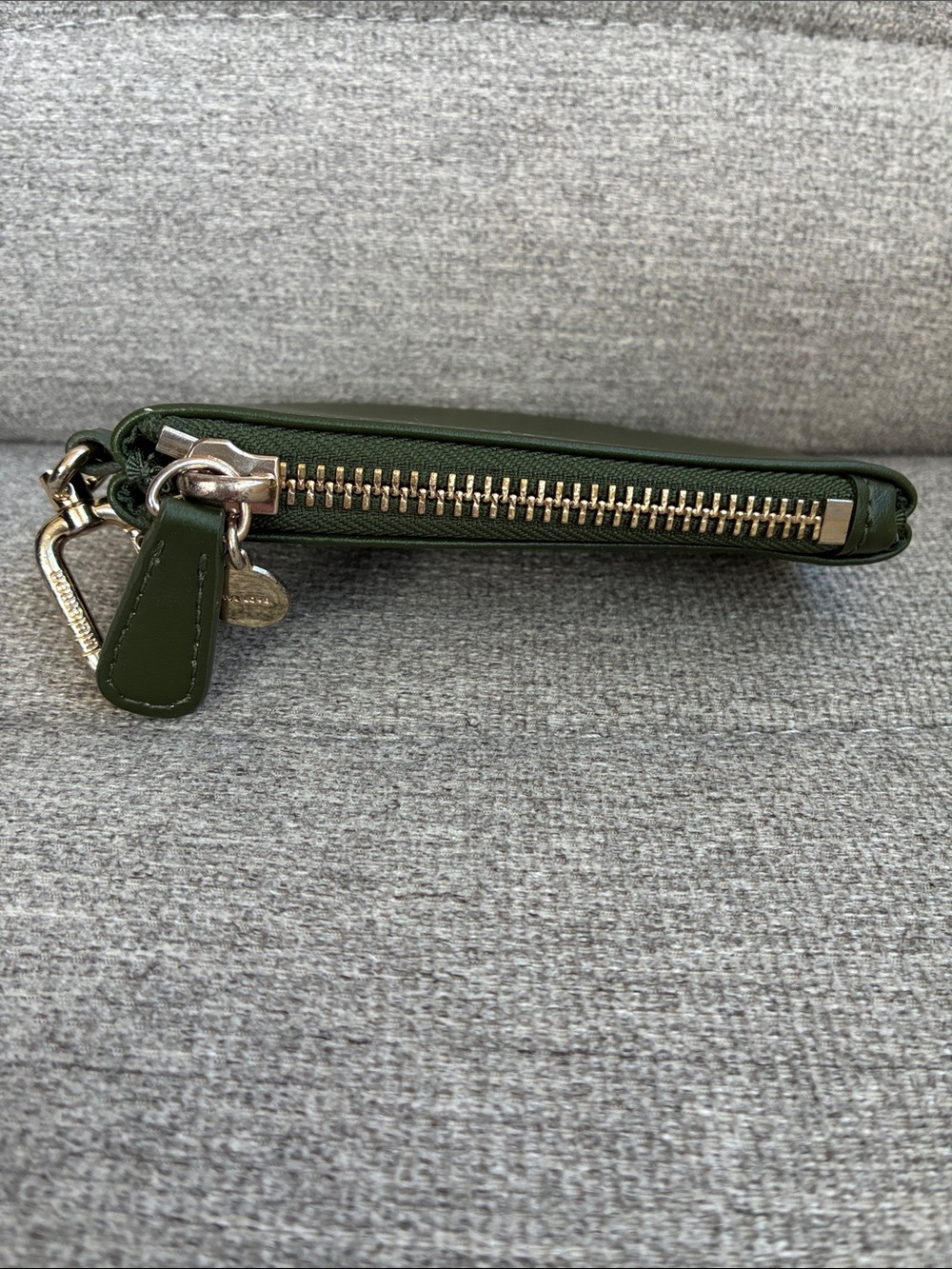 Lululemon's "Barracks Green/Gold" pouch bag - Picture 6 of 12